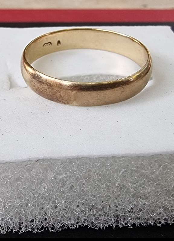 `PLAIN: 9CT Yellow Gold Wedding Band. ( Genuine Gold. )