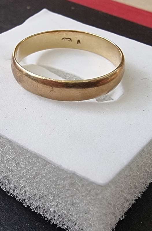 `PLAIN: 9CT Yellow Gold Wedding Band. ( Genuine Gold. )