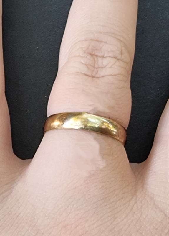 `PLAIN: 9CT Yellow Gold Wedding Band. ( Genuine Gold. )