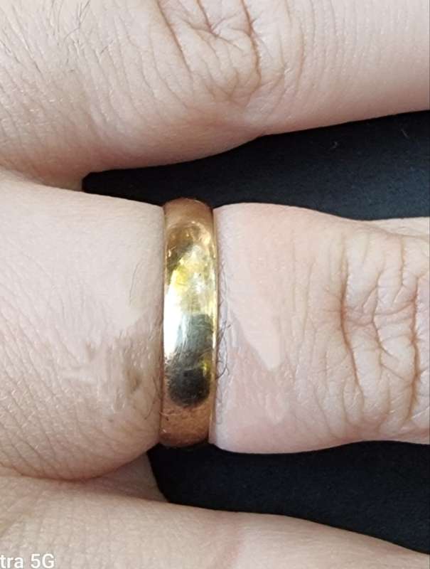 `PLAIN: 9CT Yellow Gold Wedding Band. ( Genuine Gold. )