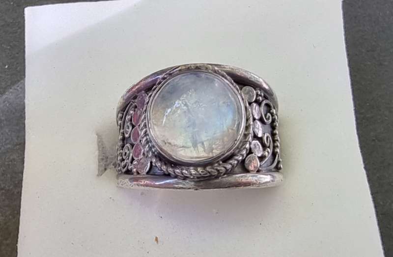 ` VINTAGE `Cabochon Cut`  MOONSTONE / Set in 925 Sterling Silver (Genuine Silver and Genuine Stone)