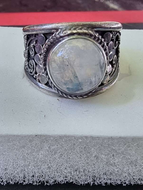 ` VINTAGE `Cabochon Cut`  MOONSTONE / Set in 925 Sterling Silver (Genuine Silver and Genuine Stone)
