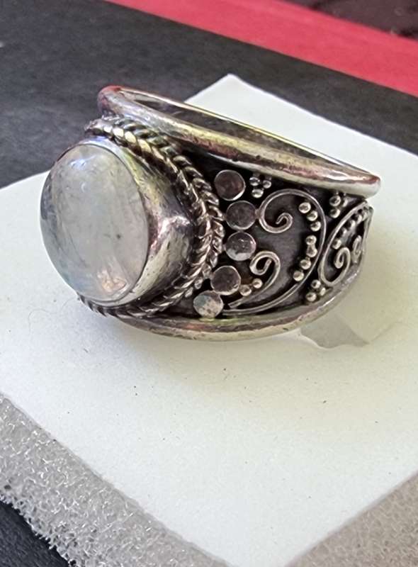 ` VINTAGE `Cabochon Cut`  MOONSTONE / Set in 925 Sterling Silver (Genuine Silver and Genuine Stone)