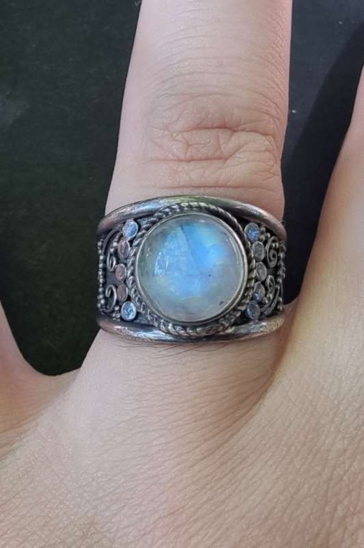` VINTAGE `Cabochon Cut`  MOONSTONE / Set in 925 Sterling Silver (Genuine Silver and Genuine Stone)