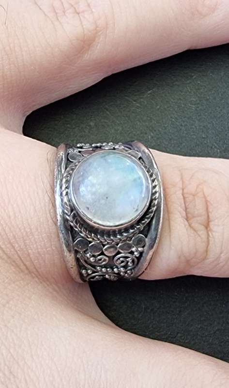 ` VINTAGE `Cabochon Cut`  MOONSTONE / Set in 925 Sterling Silver (Genuine Silver and Genuine Stone)
