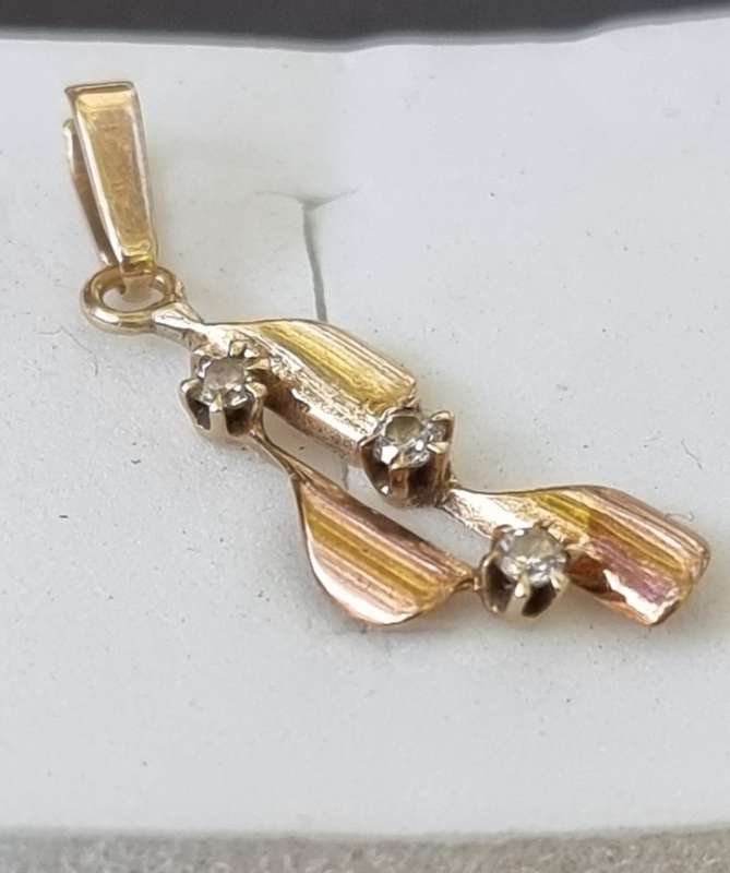`NATURAL DIAMONDS` Set in a 12CT Portuguese Gold Pendant (Genuine Gold)