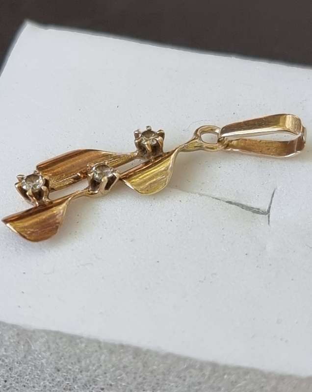 `NATURAL DIAMONDS` Set in a 12CT Portuguese Gold Pendant (Genuine Gold)