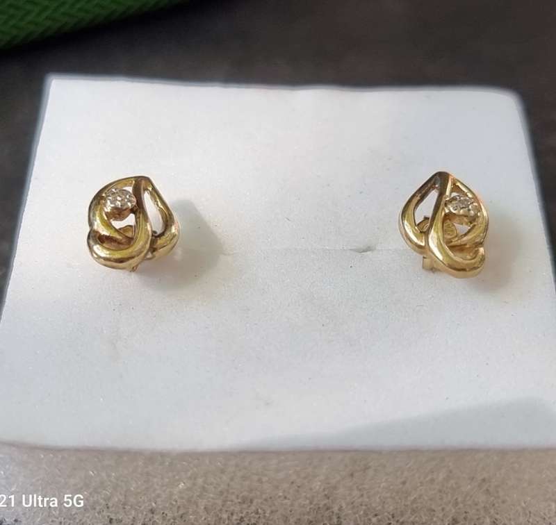 `LEAF` Design 9CT Yellow Gold CZ Earrings. ( Genuine Gold.)