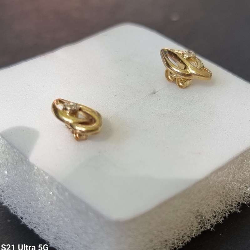 `LEAF` Design 9CT Yellow Gold CZ Earrings. ( Genuine Gold.)