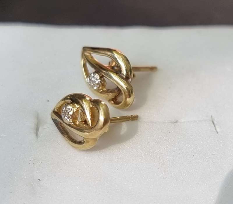 `LEAF` Design 9CT Yellow Gold CZ Earrings. ( Genuine Gold.)
