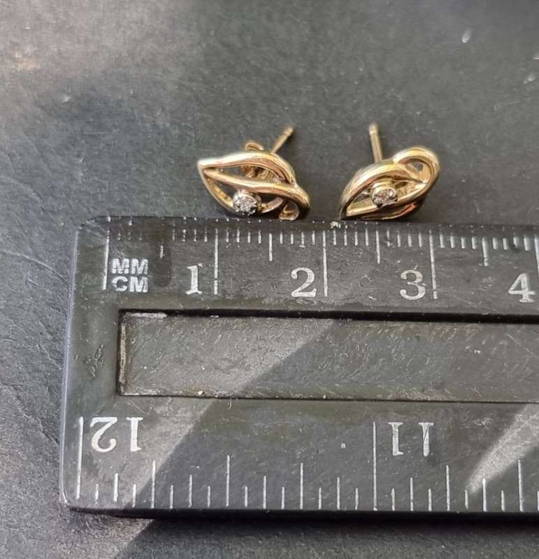 `LEAF` Design 9CT Yellow Gold CZ Earrings. ( Genuine Gold.)