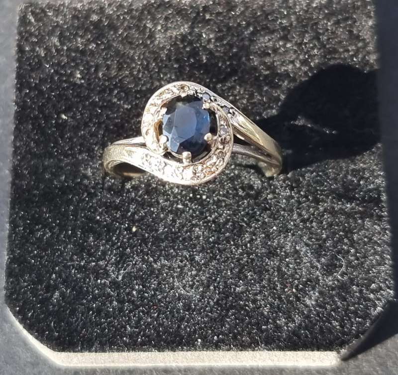 0.75 Carat `" NATURAL CORN FLOUR BLUE SAPPHIRE` Set in 14CT White Gold ( Genuine Gold. )