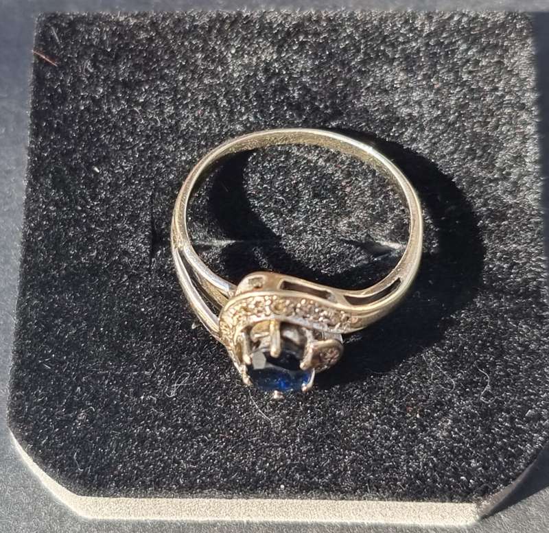 0.75 Carat `" NATURAL CORN FLOUR BLUE SAPPHIRE` Set in 14CT White Gold ( Genuine Gold. )