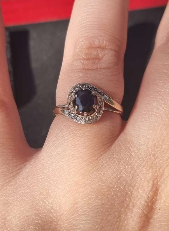 0.75 Carat `" NATURAL CORN FLOUR BLUE SAPPHIRE` Set in 14CT White Gold ( Genuine Gold. )