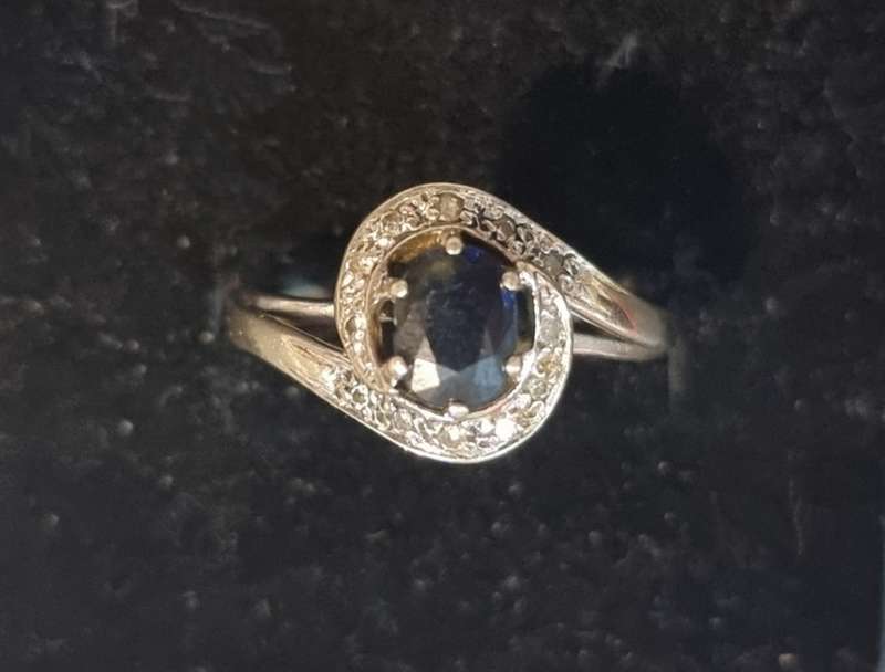 0.75 Carat `" NATURAL CORN FLOUR BLUE SAPPHIRE` Set in 14CT White Gold ( Genuine Gold. )