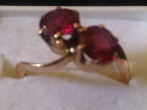 GOLD RING 9CT WITH 2 X RUBYS VALUE R3700.00. R1 AUCTION.