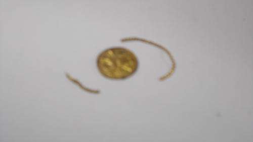 18 CT SOLID GOLD SMALL PEACE GOLD ( SEE PHOTOS ) WEIGHT 2.4 GRAM