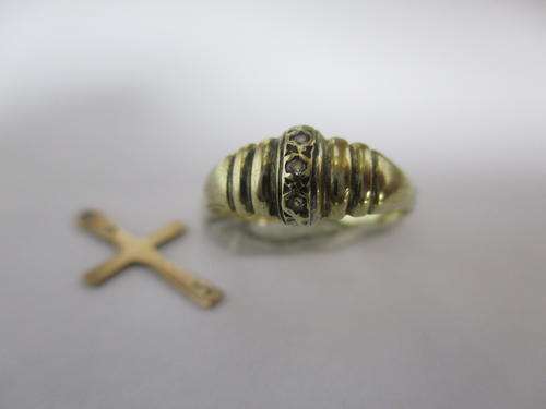 9 CT QUIT LITTLE GOLD RING WITH A NICE CROSS IN VERY GOOD CONDITION