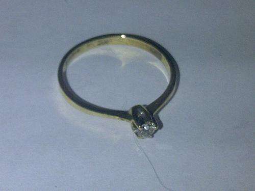 9 CT GOLD DIAMOND RING WITH A 0.04 CT DIAMOND
