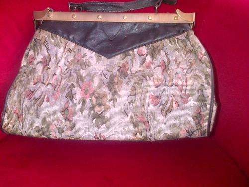 EMBROIDED HANDBAG.