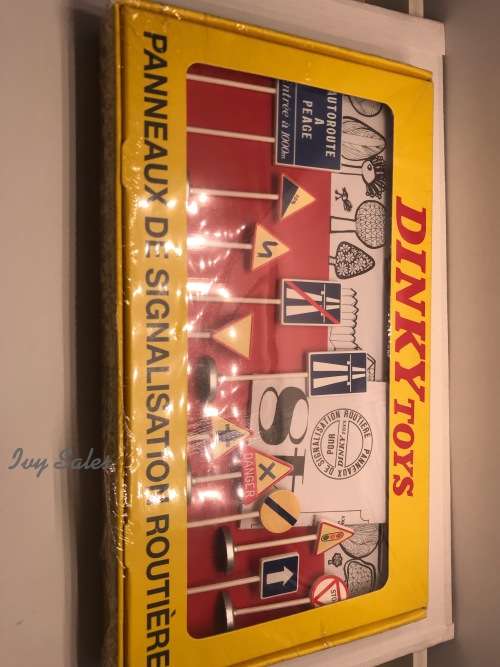 Atlas Edition Set - DINKY TOYS 593 'ROAD SIGNS/PANNEAUX DE SIGNALISATION