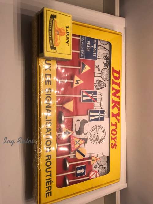 Atlas Edition Set - DINKY TOYS 593 'ROAD SIGNS/PANNEAUX DE SIGNALISATION
