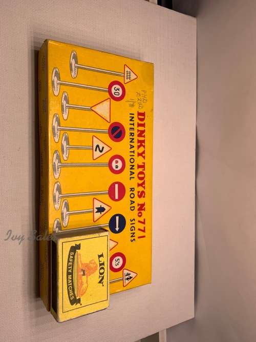Dinky #771 Set of 12 International Road Signs WITH ORIGINAL BOX