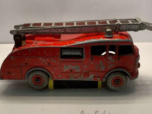 DINKY TOYS #555 COMMER FIRE ENGINE