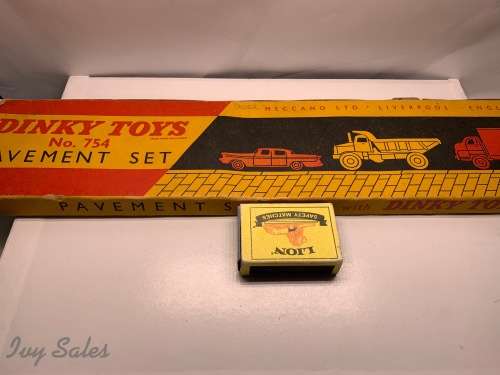 VINTAGE DINKY TOYS #754 PAVEMENT SET WITH ORIGINAL BOX