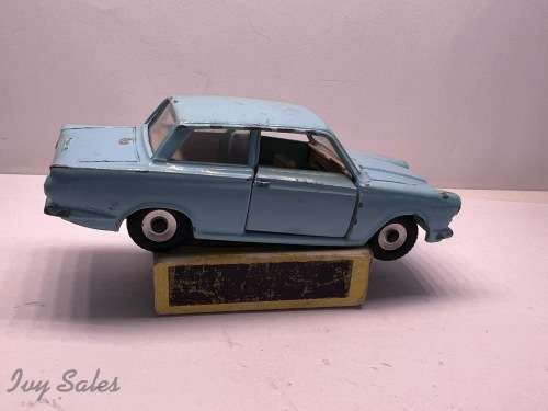 Dinky Toys #139 Ford Cortina