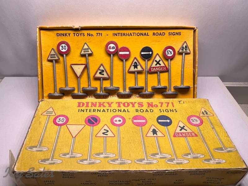 DINKY TOYS #771 INTERNATIONAL ROAD SIGNS in ORIGINAL BOX