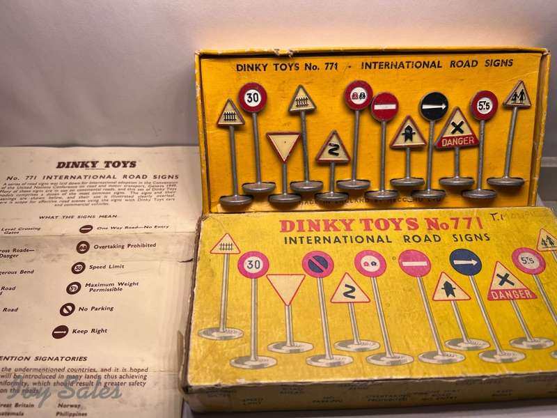 DINKY TOYS #771 INTERNATIONAL ROAD SIGNS in ORIGINAL BOX