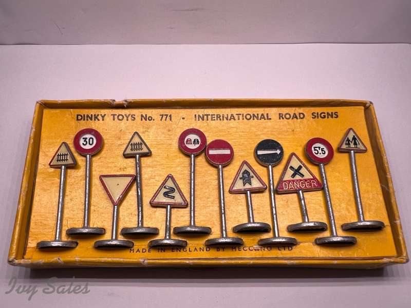DINKY TOYS #771 INTERNATIONAL ROAD SIGNS in ORIGINAL BOX