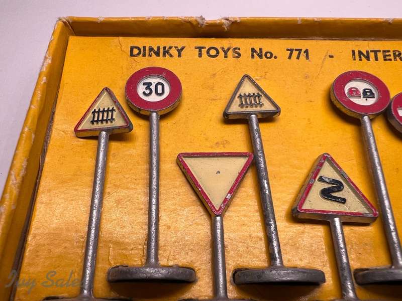 DINKY TOYS #771 INTERNATIONAL ROAD SIGNS in ORIGINAL BOX