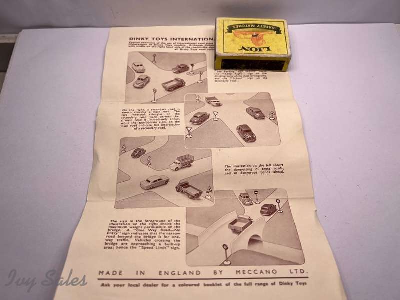 DINKY TOYS #771 INTERNATIONAL ROAD SIGNS in ORIGINAL BOX