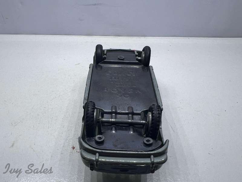 Corgi Toys #204 ROVER 90 SALOON - REPAINT