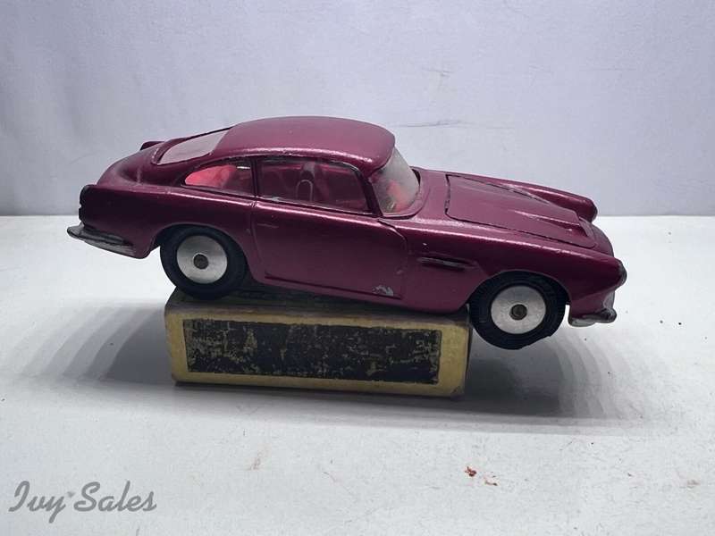 CORGI TOYS ASTON MARTIN - REPAINT