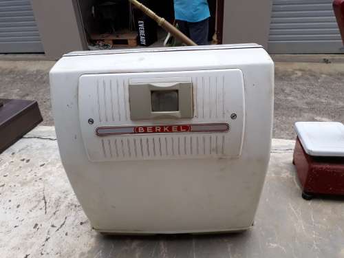 Enamel Berkel shop scale