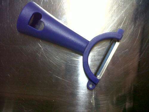 TUPPERWARE FRUIT / VEGETABLE PEELER