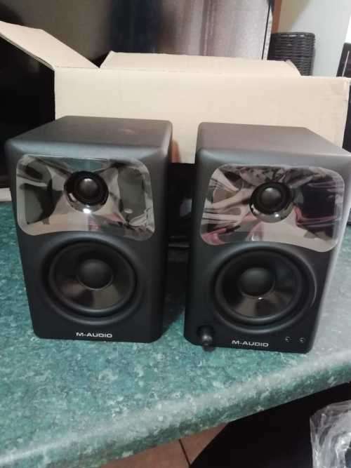M-AUDIO AV42 STUDIO MONITORS