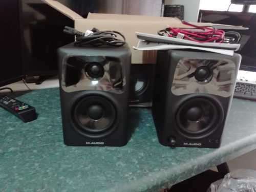 M-AUDIO AV42 STUDIO MONITORS