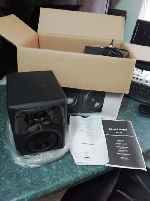 M-AUDIO AV42 STUDIO MONITORS