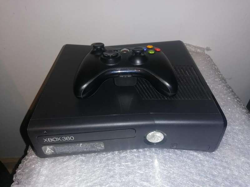 Xbox 360 Console + 1x Controller