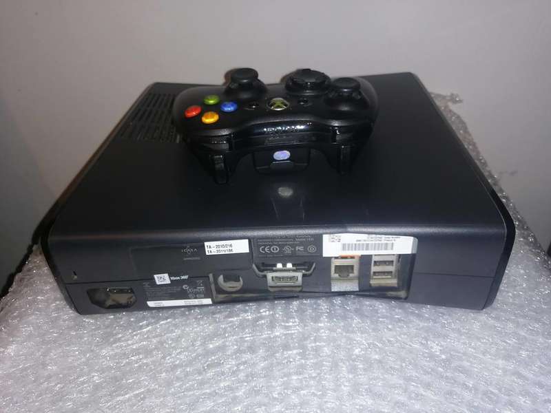 Xbox 360 Console + 1x Controller