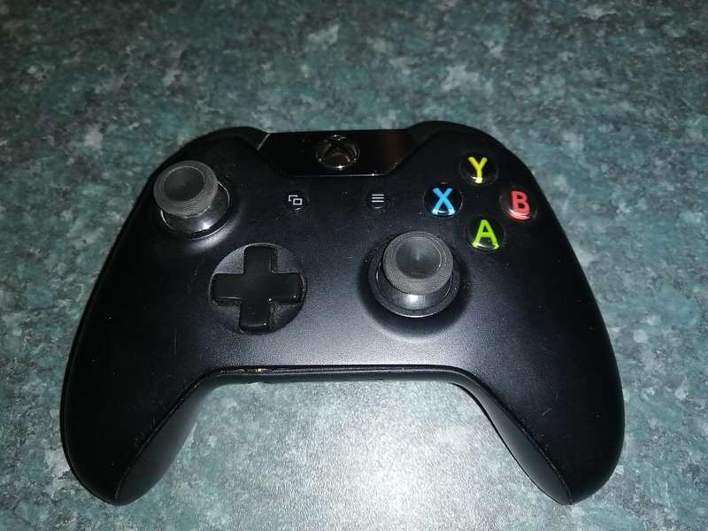 Xbox One Controller for repairs (Only needs replacement button)