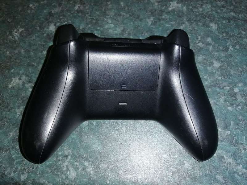 Xbox One Controller for repairs (Only needs replacement button)