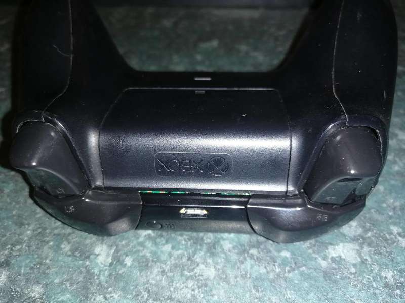 Xbox One Controller for repairs (Only needs replacement button)