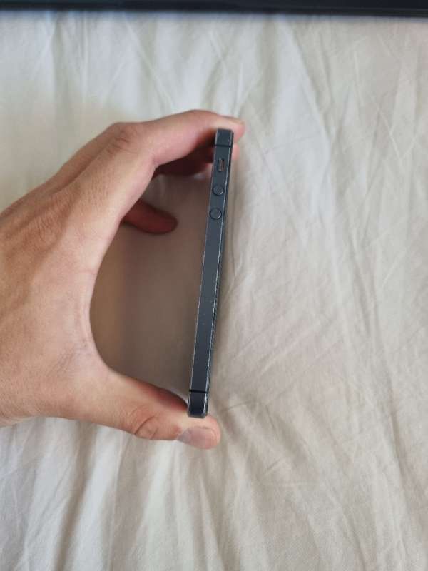 Apple iPhone 5 - Black 16Gb