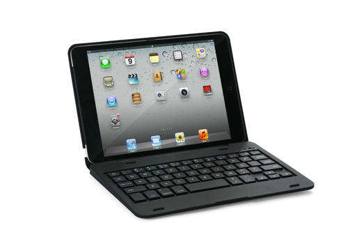 ipad 2 + clumshell keyboard.its good as new.