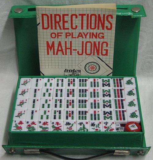 MAHJONG - Mahjong Set in a green vinyl case